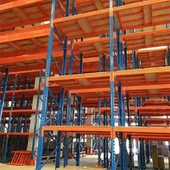 Sistema di scaffalature per pallet selettive a profondità singola o doppia
